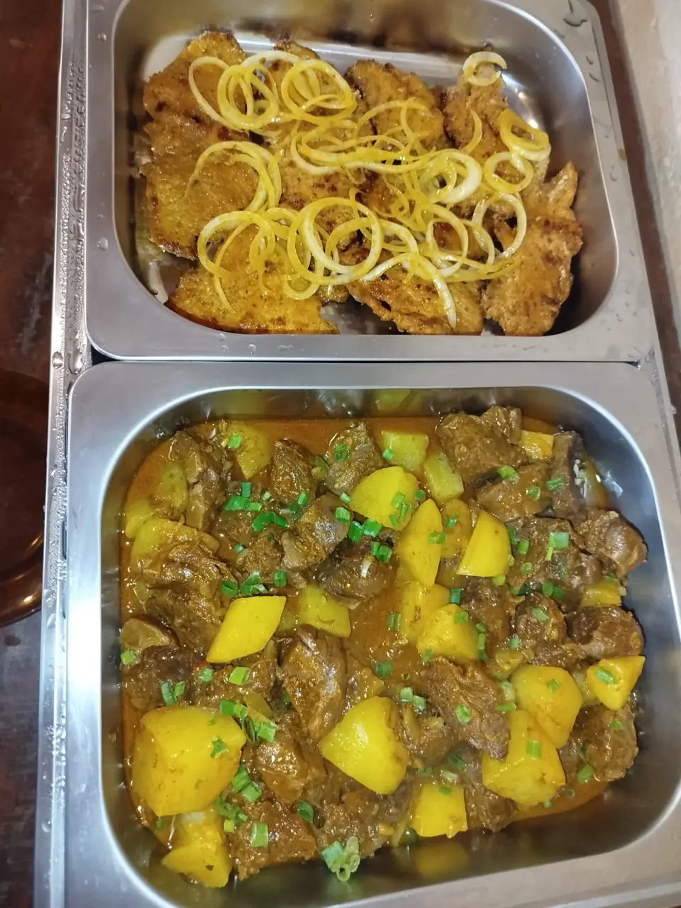 Carne de panela com batata e bife à milanesa