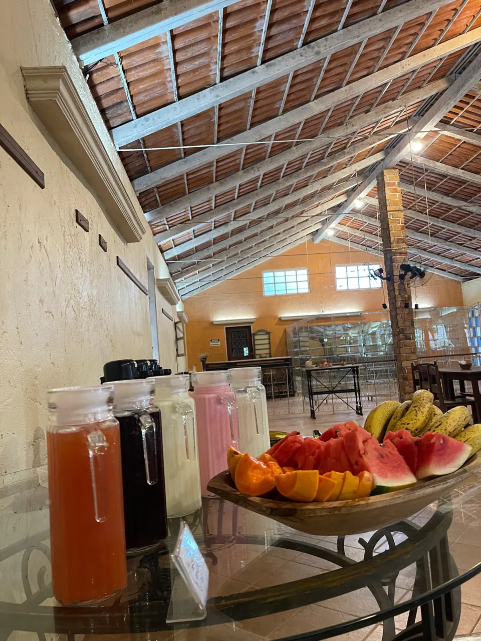 Frutas e sucos preparados para o café no salão do Restaurante Betel