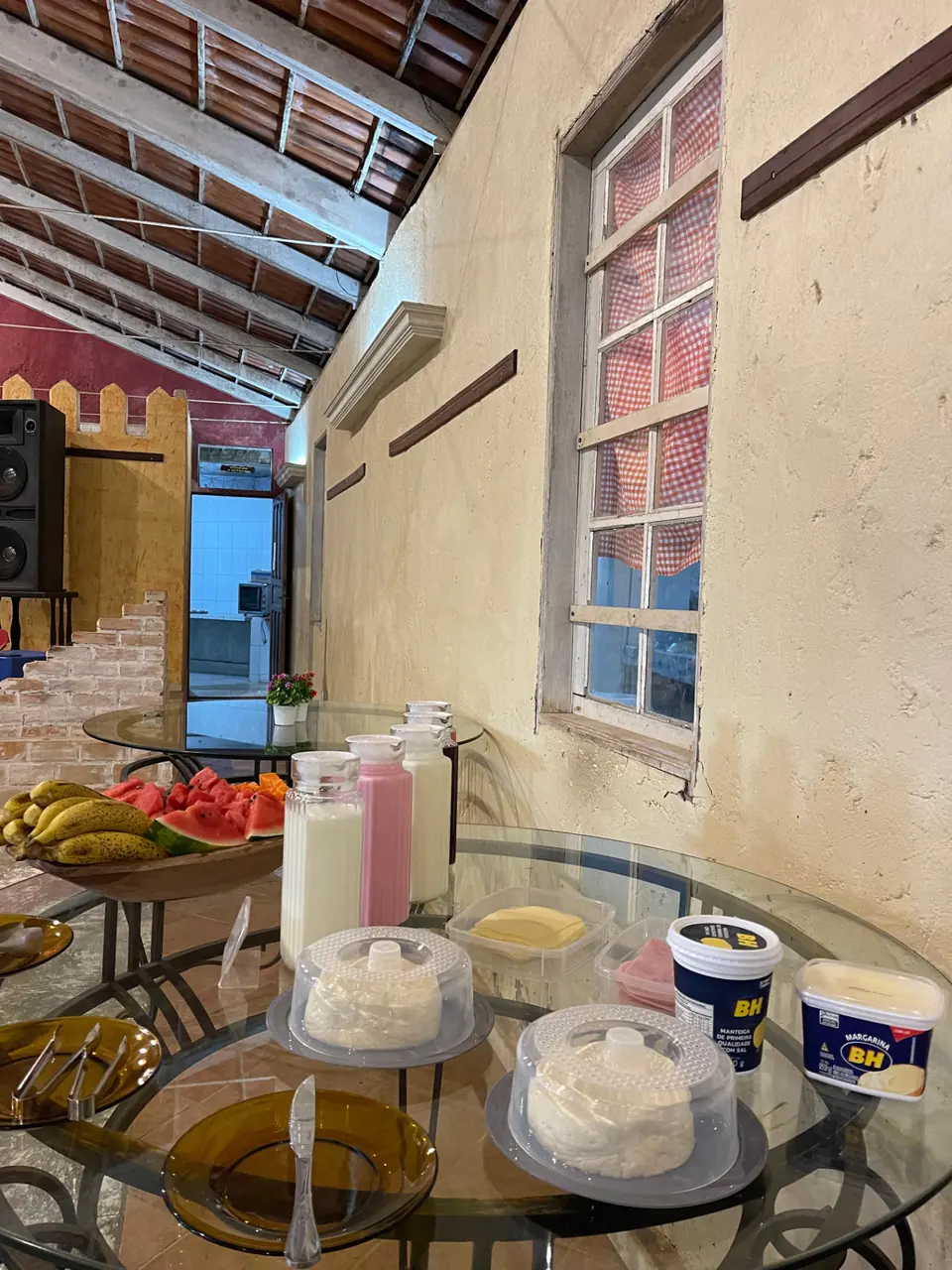 Queijos, sucos e frutas servidos no café com agendamento