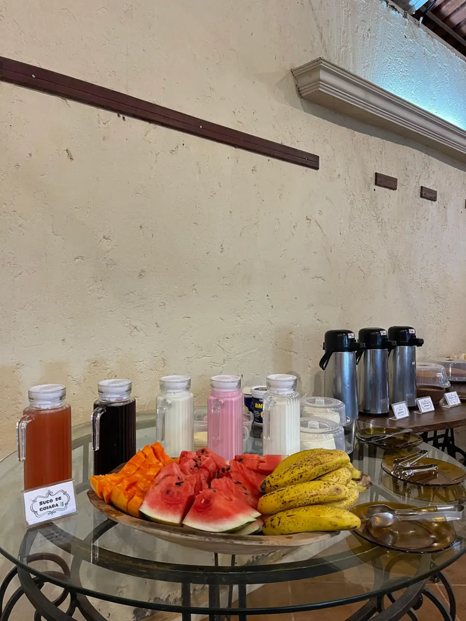 Mesa de frutas e sucos do café